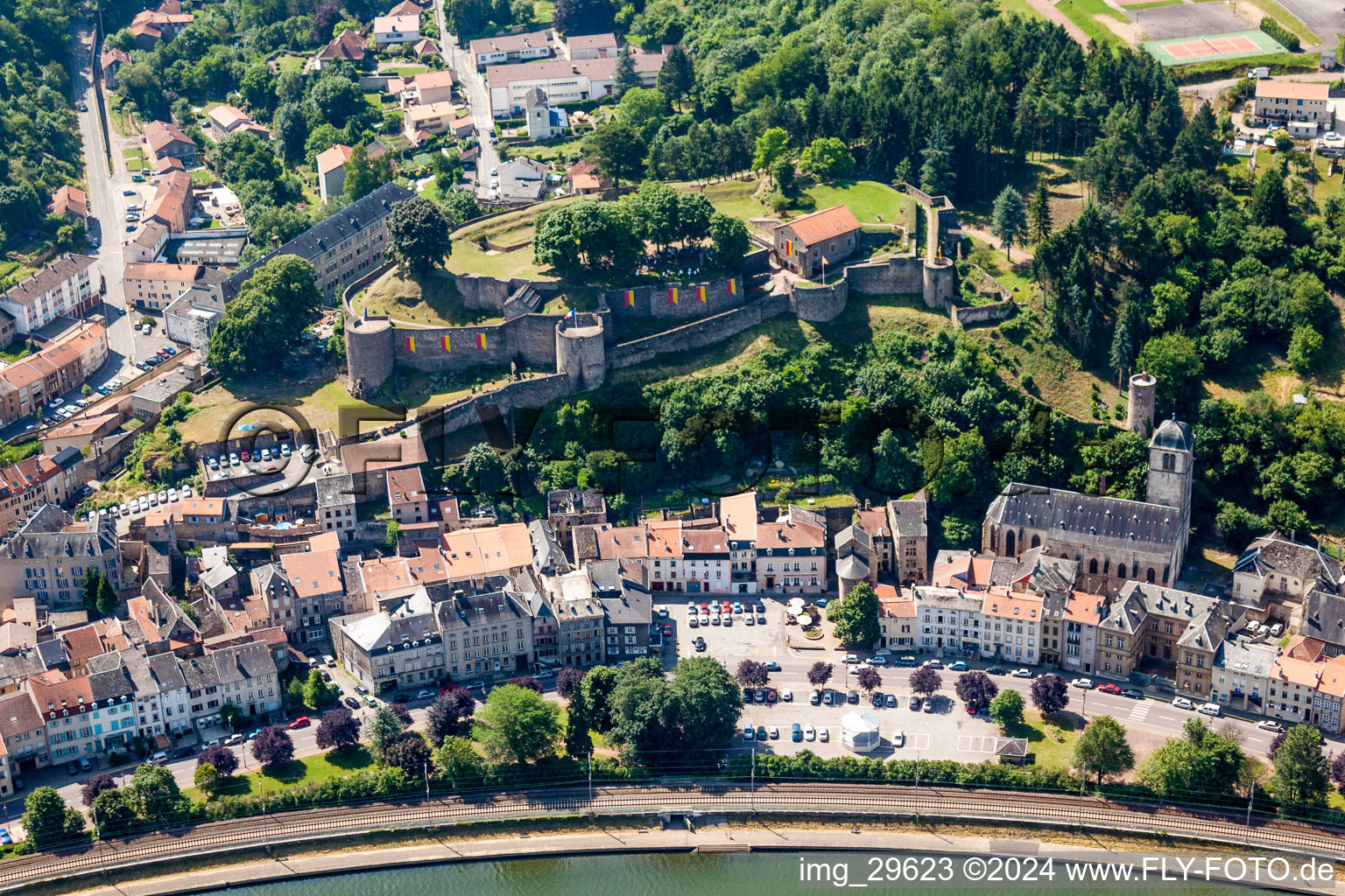 Luftbild von Dorfkern mit Festungsruine Sierck an den Fluss- Uferbereichen der Mosel in Sierck-les-Bains in Grand Est im Bundesland Moselle, Frankreich