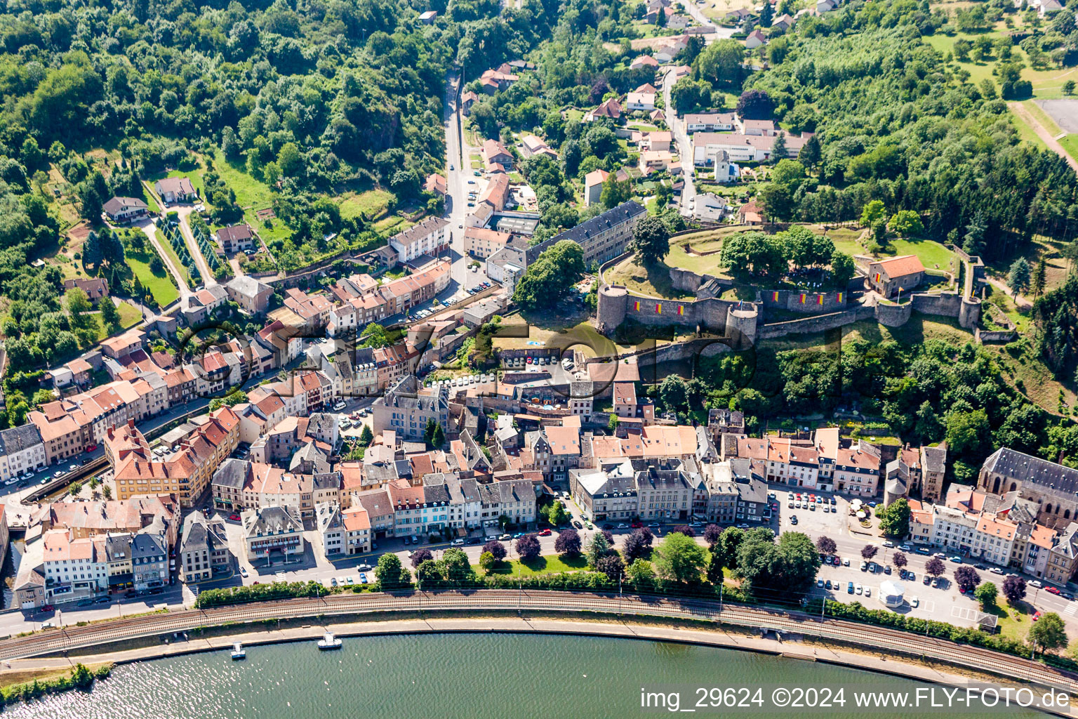 Luftaufnahme von Dorfkern mit Festungsruine Sierck an den Fluss- Uferbereichen der Mosel in Sierck-les-Bains in Grand Est im Bundesland Moselle, Frankreich