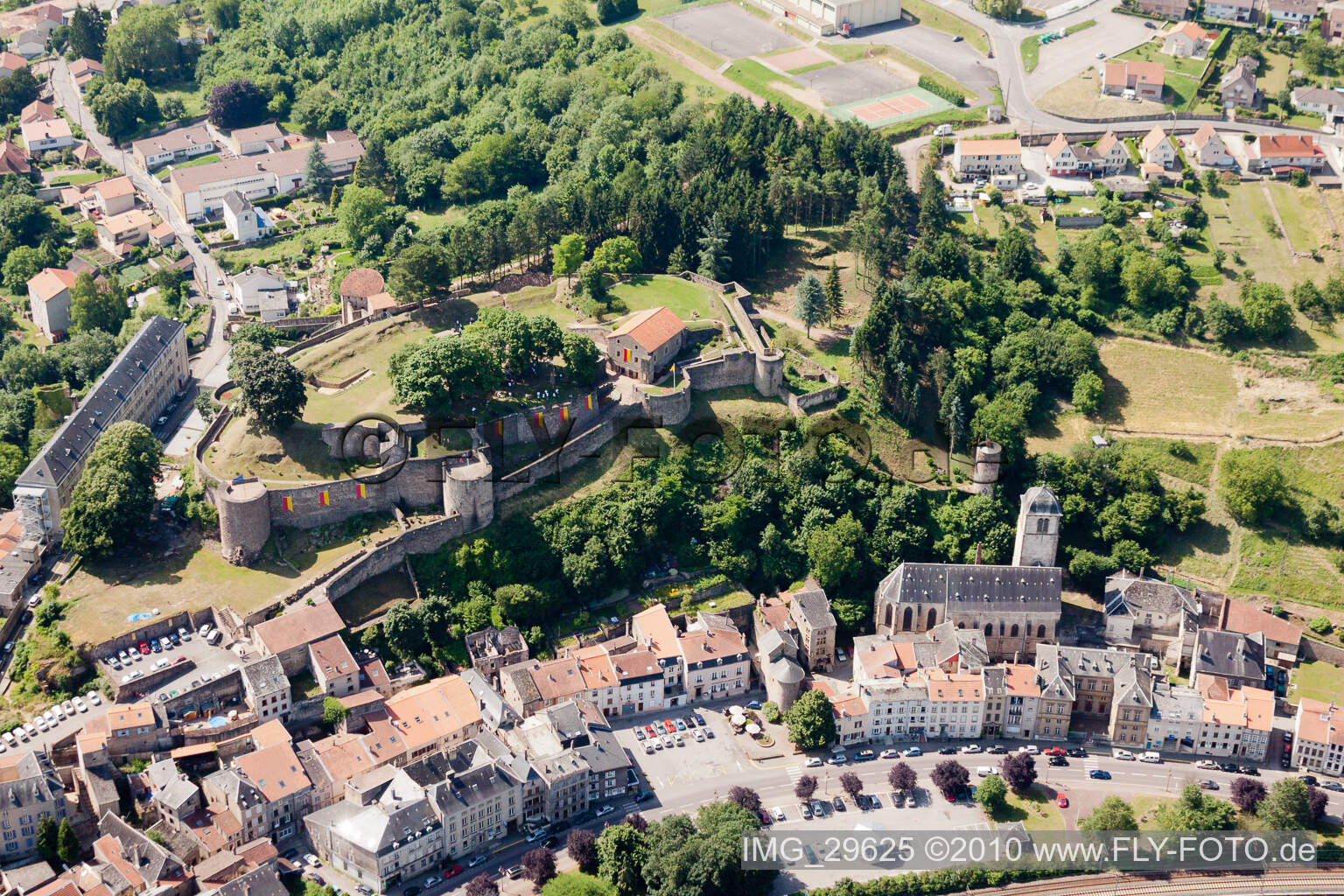 Schrägluftbild von Sierck-les-Bains im Bundesland Moselle, Frankreich