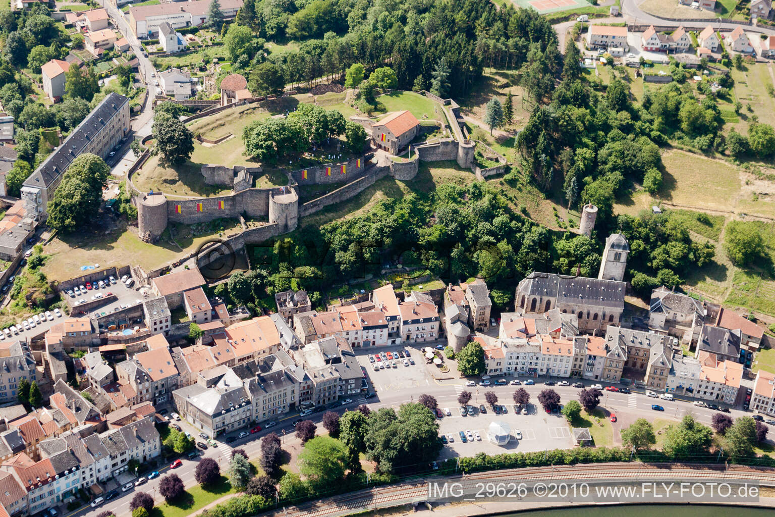 Sierck-les-Bains im Bundesland Moselle, Frankreich von oben