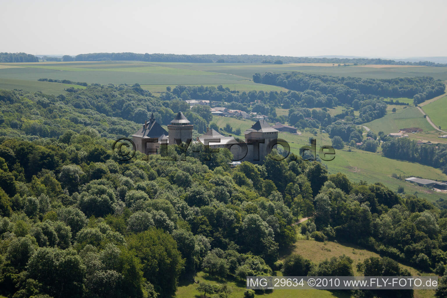 Luftaufnahme von Manderen, Château Mensberg im Bundesland Moselle, Frankreich