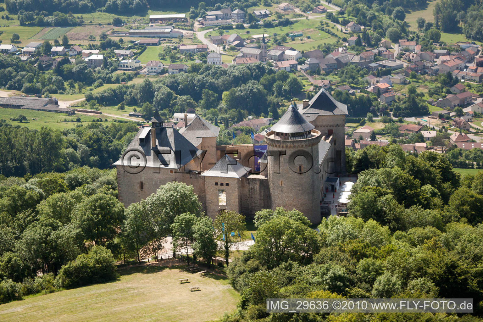 Schrägluftbild von Manderen, Château Mensberg im Bundesland Moselle, Frankreich