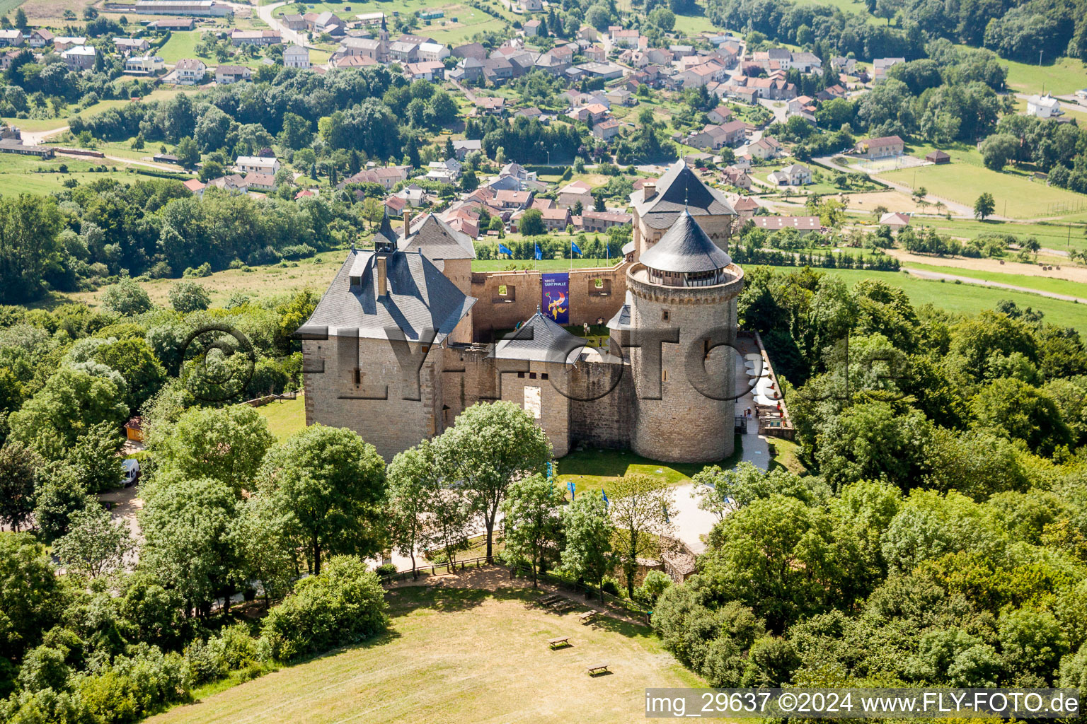 Burganlage des Schloß Malbrouck in Manderen in Grand Est im Bundesland Moselle, Frankreich