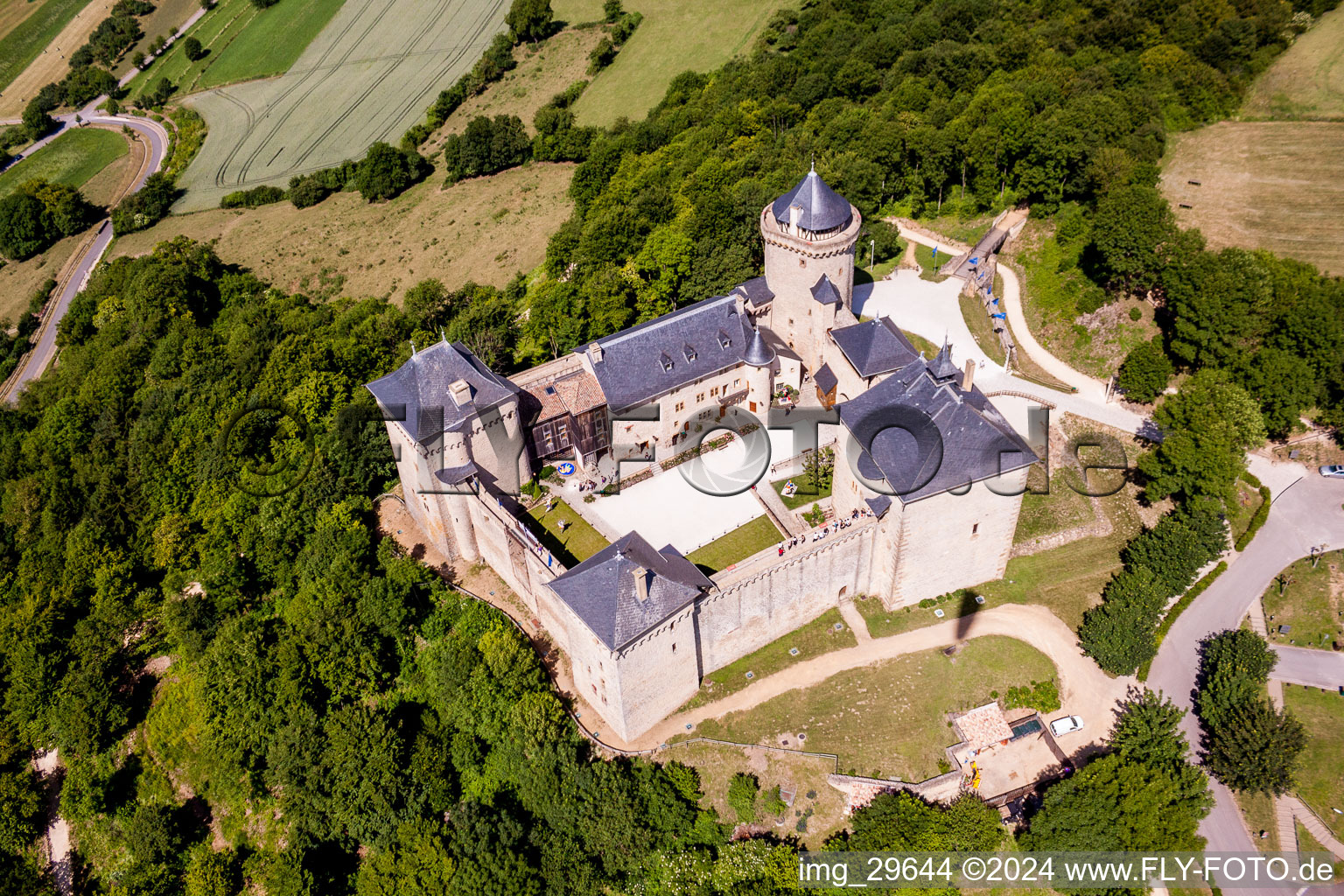Luftbild von Burganlage des Schloß Malbrouck in Manderen in Grand Est im Bundesland Moselle, Frankreich