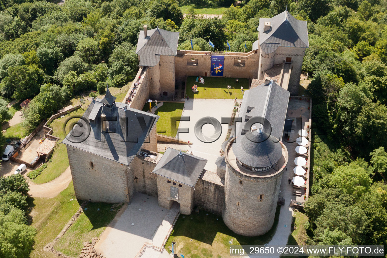 Burganlage des Schloß Château de Malbrouck, ursprünglich Meinsberg genannt, in Manderen in Alsace-Champagne-Ardenne-Lorraine. In der Kulturstätte sind regelmäßig Ausstellungen, wie " Niki Saint Phalle " zu sehen im Bundesland Moselle, Frankreich