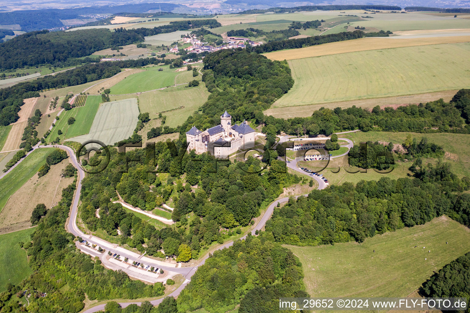 Luftaufnahme von Burganlage des Schloß Malbrouck in Manderen in Grand Est im Bundesland Moselle, Frankreich
