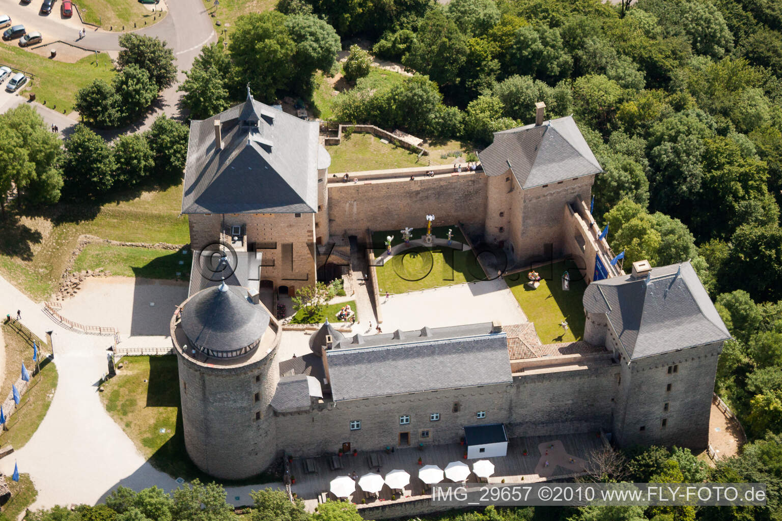 Luftaufnahme von Manderen, Château Mensberg, Expo. Nici St. Phalle im Bundesland Moselle, Frankreich