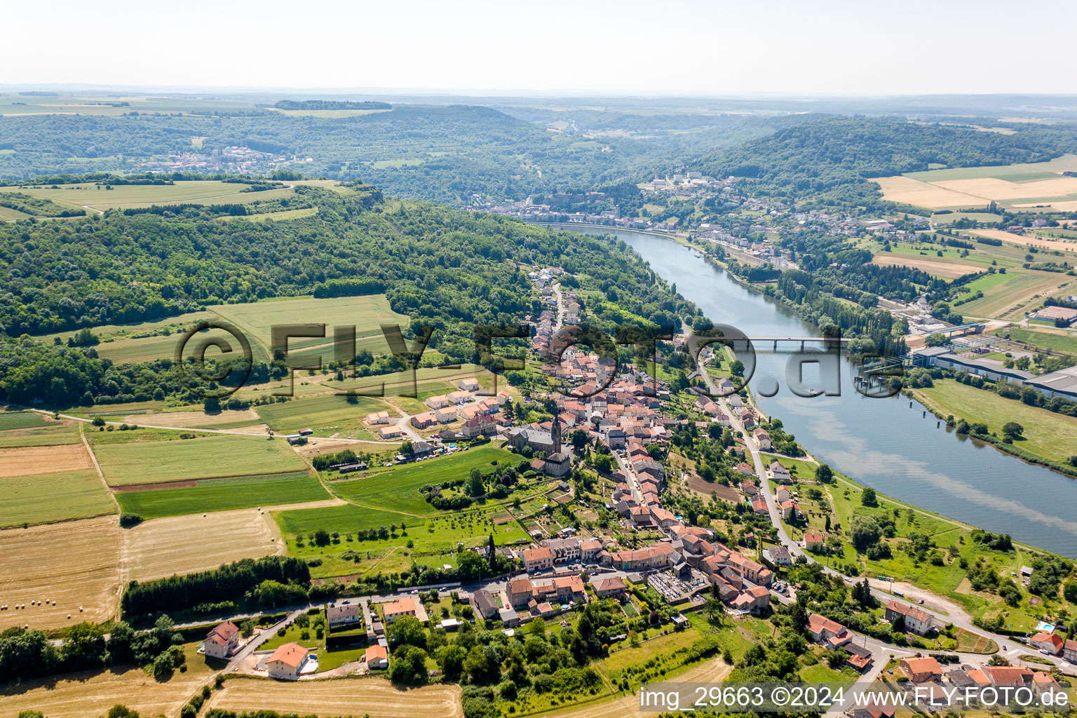 Dorfkern an den Fluß- Uferbereichen der Mosel in Contz-les-Bains in Grand Est im Bundesland Moselle, Frankreich