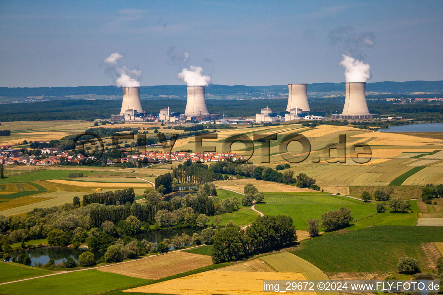 Reaktorblöcke, Kühlturmbauwerke und Anlagen des EDF AKW - KKW Atomkraftwerk - Kernkraftwerk in Cattenom in Alsace-Champagne-Ardenne-Lorraine im Bundesland Moselle, Frankreich