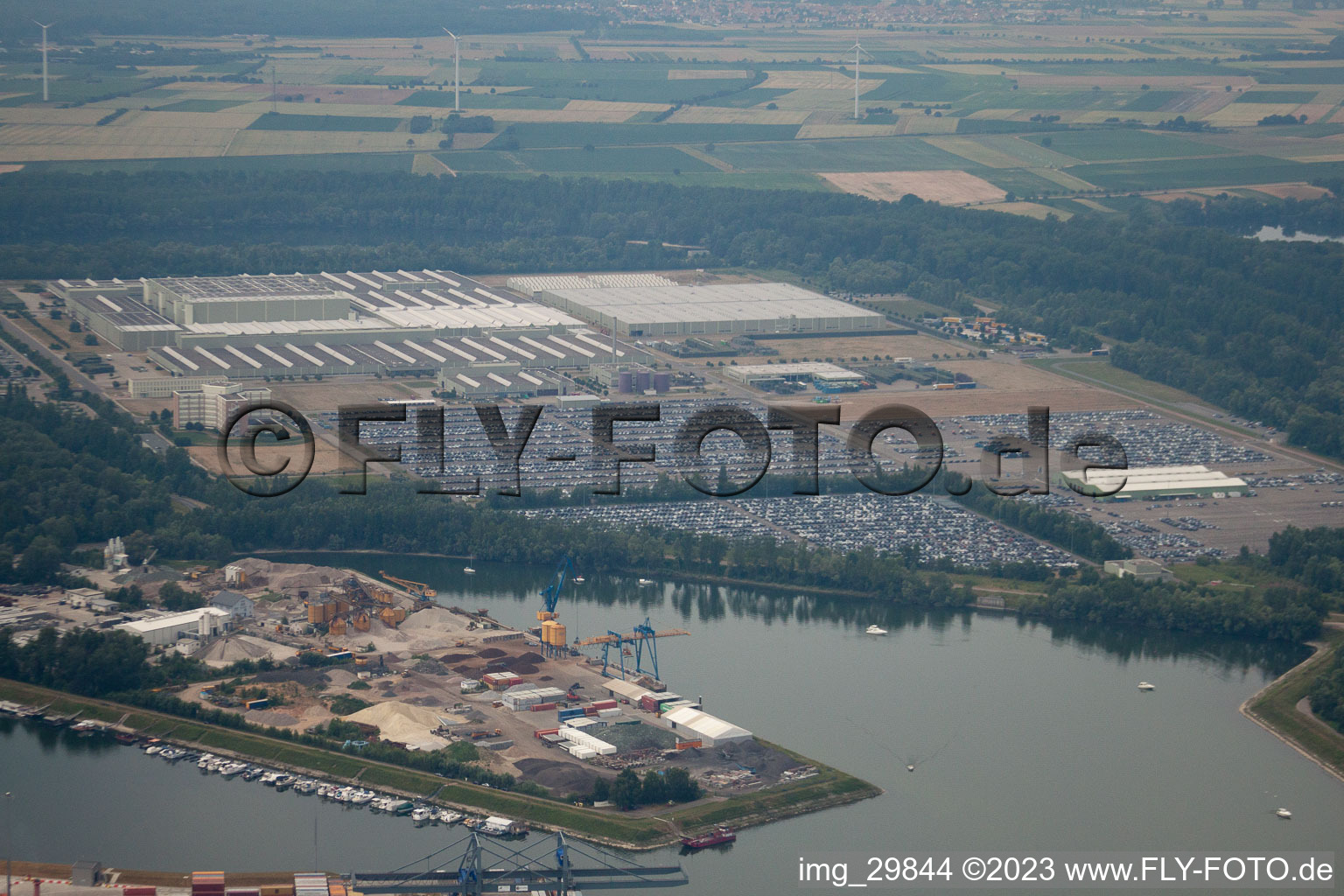Luftbild von Germersheim, Daimler GLC auf der Insel Grün im Bundesland Rheinland-Pfalz, Deutschland