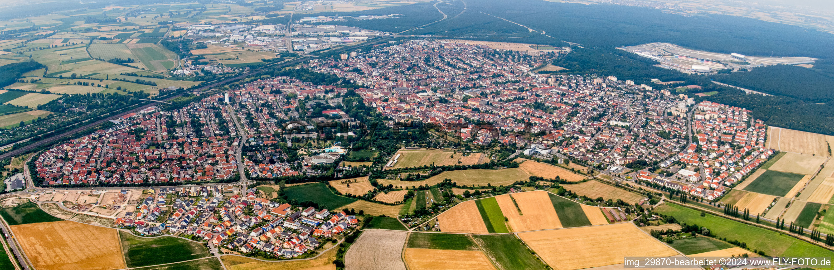 Panorama Perspektive Ortsansicht der Straßen und Häuser der Wohngebiete in Hockenheim im Bundesland Baden-Württemberg, Deutschland