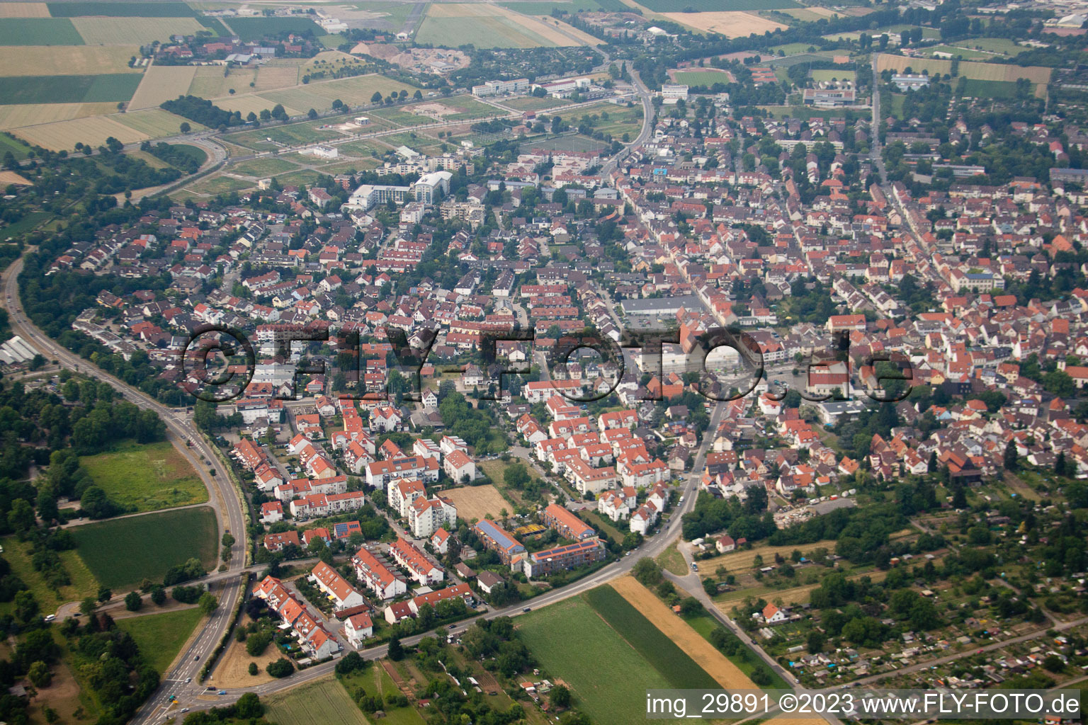 Schrägluftbild von Ortsteil Kirchheim in Heidelberg im Bundesland Baden-Württemberg, Deutschland