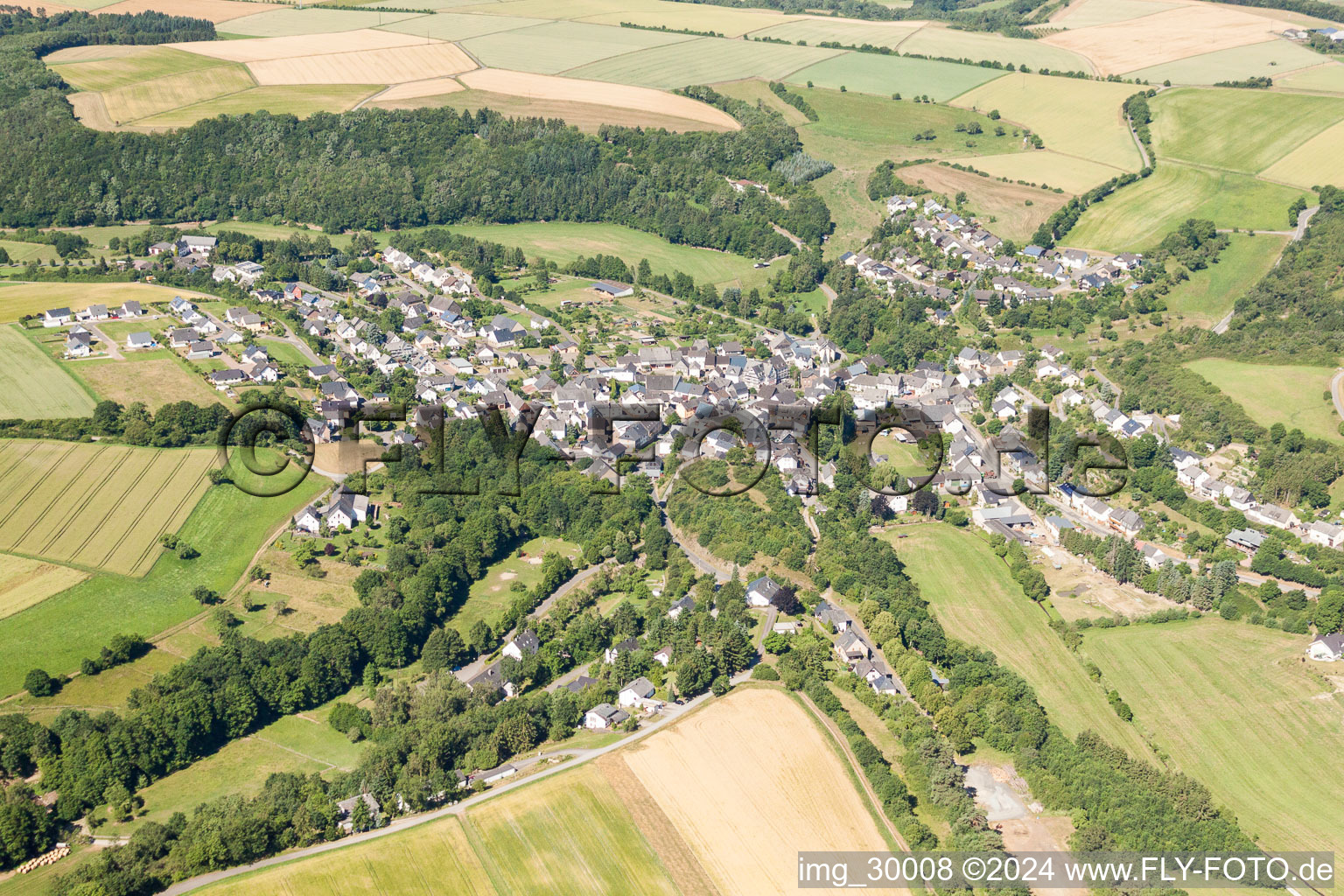 Dorf - Ansicht am Rande von landwirtschaftlichen Feldern und Nutzflächen in Mengerschied im Bundesland Rheinland-Pfalz, Deutschland