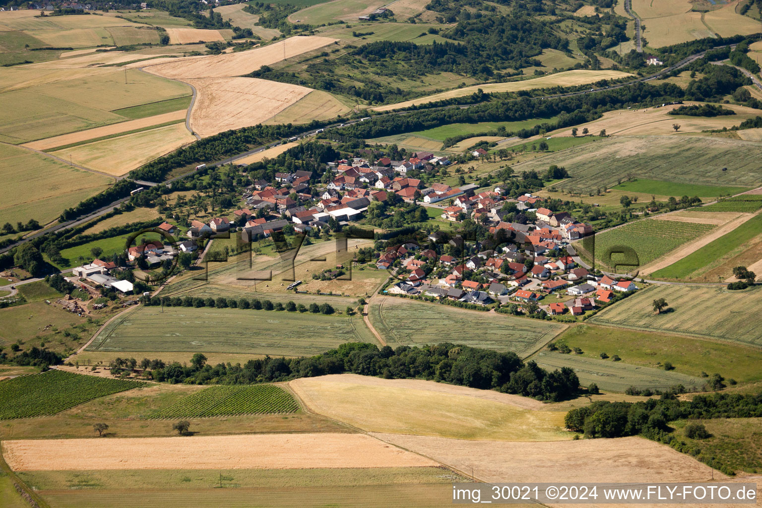 Ortsansicht der Straßen und Häuser der Wohngebiete in Waldböckelheim im Bundesland Rheinland-Pfalz, Deutschland