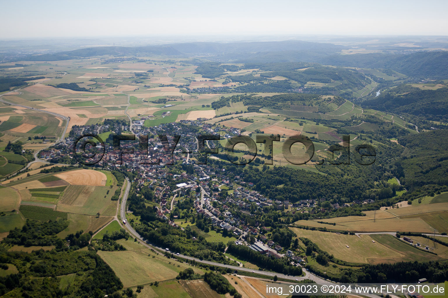 Luftaufnahme von Ortsansicht der Straßen und Häuser der Wohngebiete in Waldböckelheim im Bundesland Rheinland-Pfalz, Deutschland