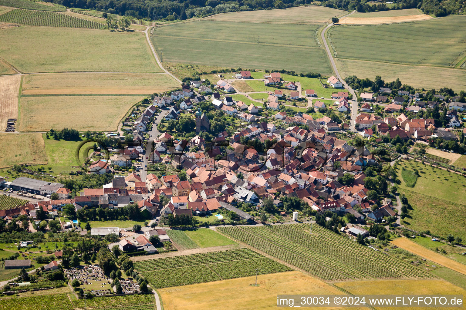 Dorf - Ansicht am Rande von landwirtschaftlichen Feldern und Nutzflächen im Ortsteil Neudorferhof in Duchroth im Bundesland Rheinland-Pfalz, Deutschland