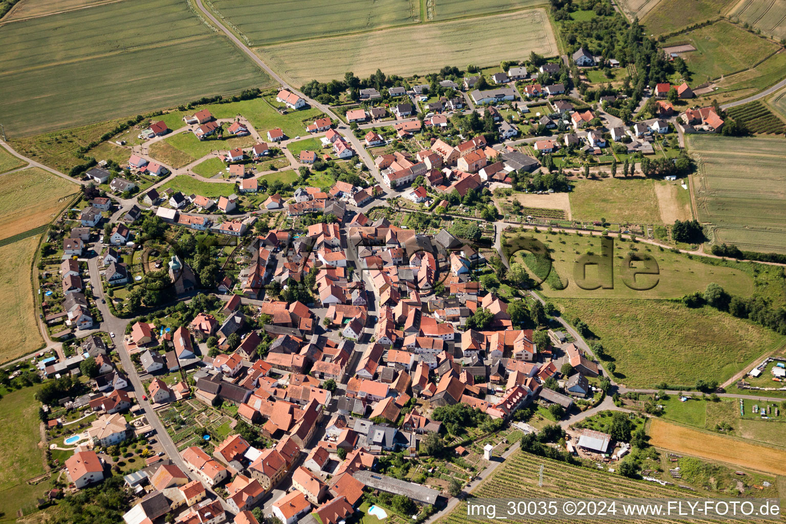 Luftbild von Dorf - Ansicht am Rande von landwirtschaftlichen Feldern und Nutzflächen im Ortsteil Neudorferhof in Duchroth im Bundesland Rheinland-Pfalz, Deutschland