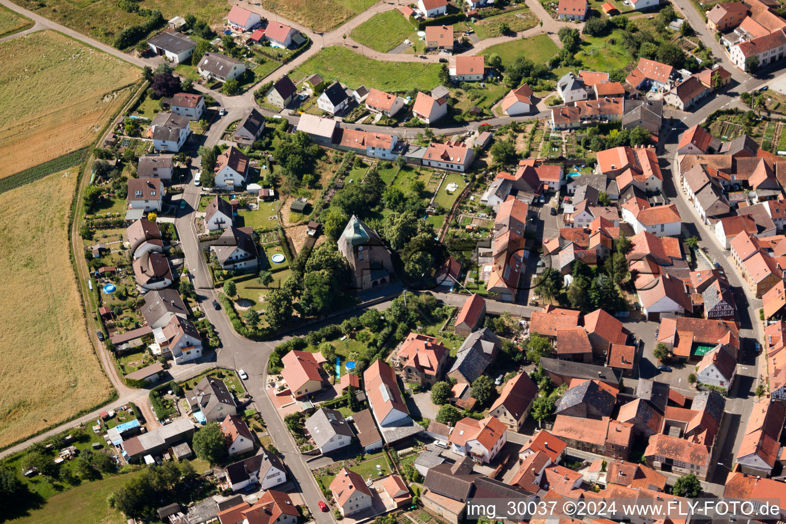 Luftaufnahme von Dorf - Ansicht am Rande von landwirtschaftlichen Feldern und Nutzflächen im Ortsteil Neudorferhof in Duchroth im Bundesland Rheinland-Pfalz, Deutschland