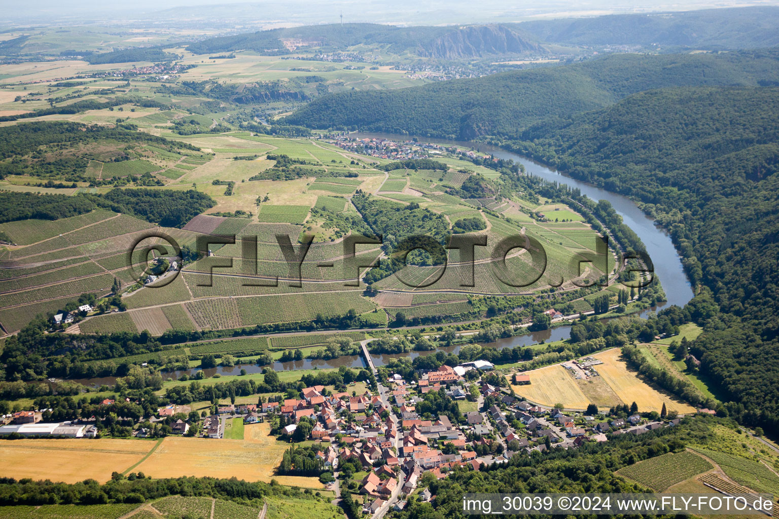 Dorfkern an den Fluß- Uferbereichen der Nahe in Oberhausen an der Nahe im Bundesland Rheinland-Pfalz, Deutschland
