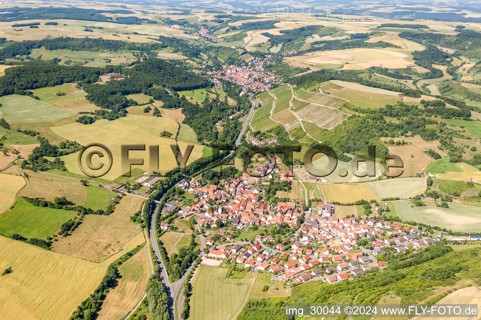 Dorf - Ansicht am Rande von landwirtschaftlichen Feldern und Nutzflächen und Ortsumfahrung der B38 in Alsenz im Bundesland Rheinland-Pfalz, Deutschland