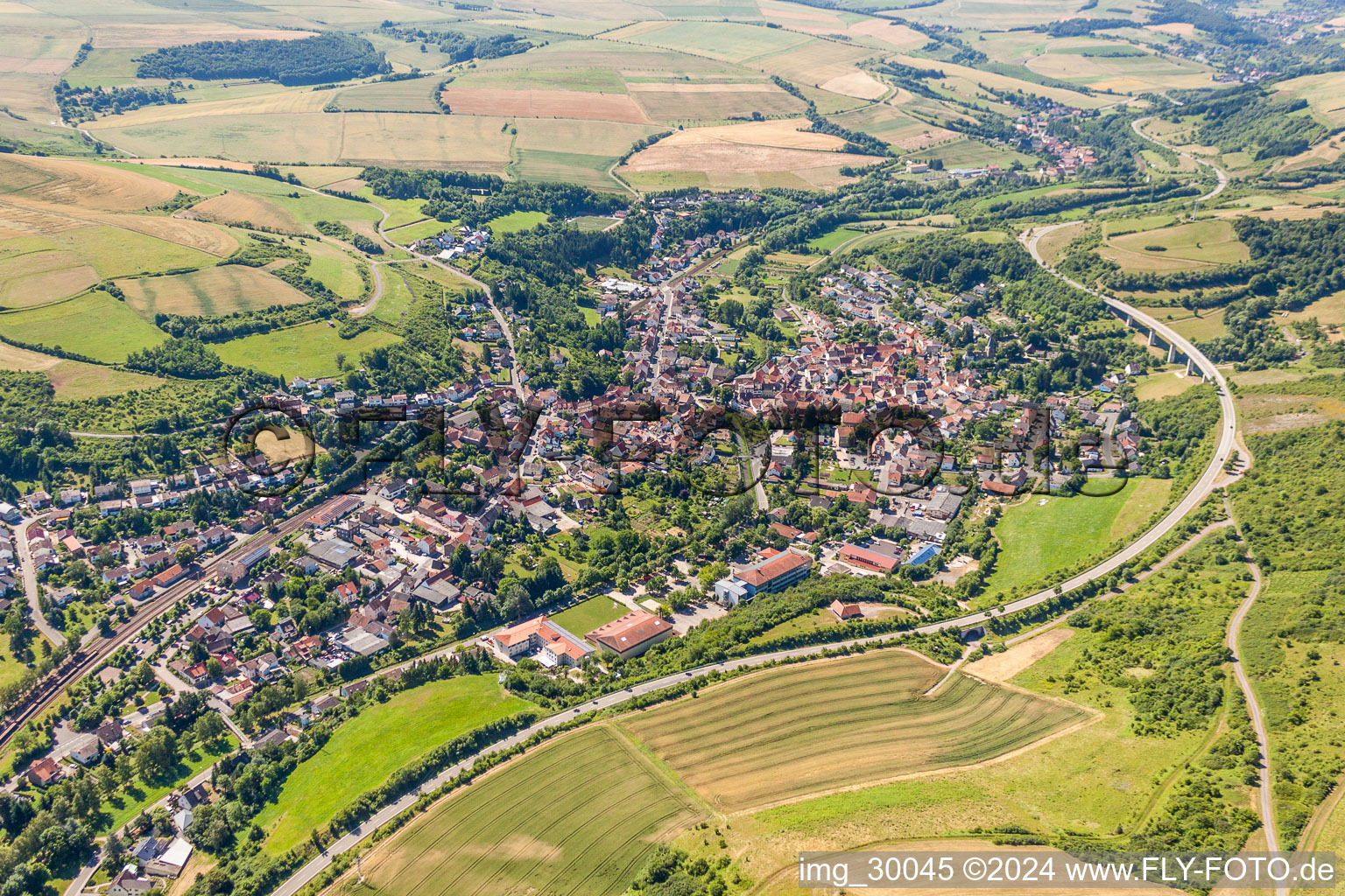 Luftbild von Dorf - Ansicht am Rande von landwirtschaftlichen Feldern und Nutzflächen und Ortsumfahrung der B38 in Alsenz im Bundesland Rheinland-Pfalz, Deutschland