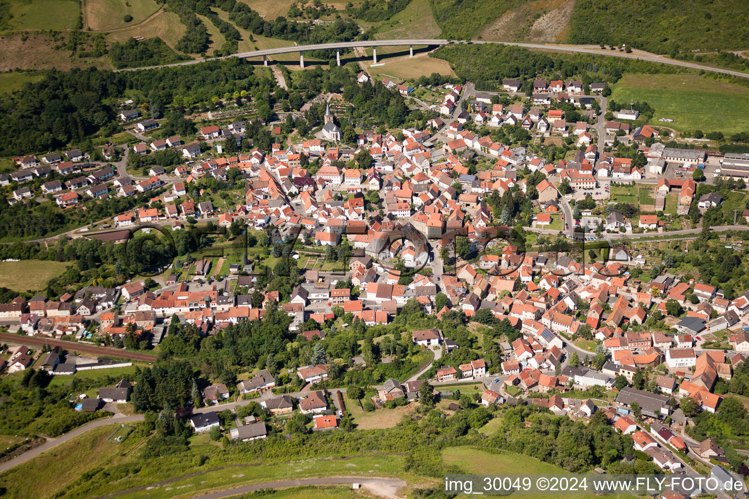 Ortsansicht der Straßen und Häuser der Wohngebiete in Alsenz im Bundesland Rheinland-Pfalz, Deutschland