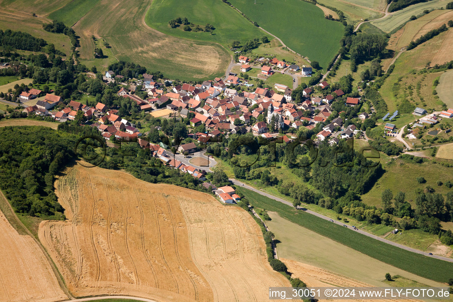 Ortsansicht der Straßen und Häuser der Wohngebiete in Sankt Alban im Bundesland Rheinland-Pfalz, Deutschland
