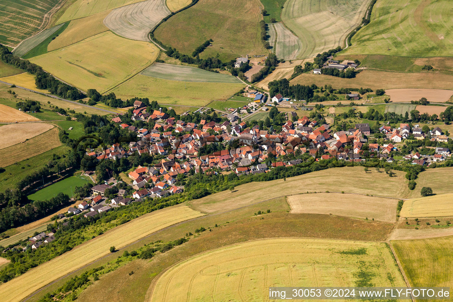 Dorf - Ansicht am Rande von landwirtschaftlichen Feldern und Nutzflächen in Gerbach im Bundesland Rheinland-Pfalz, Deutschland
