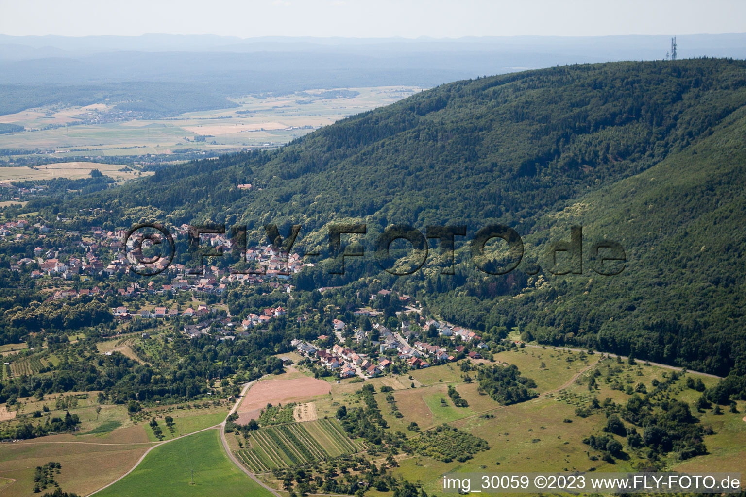 Luftaufnahme von Dannenfels am Donnersberg im Bundesland Rheinland-Pfalz, Deutschland