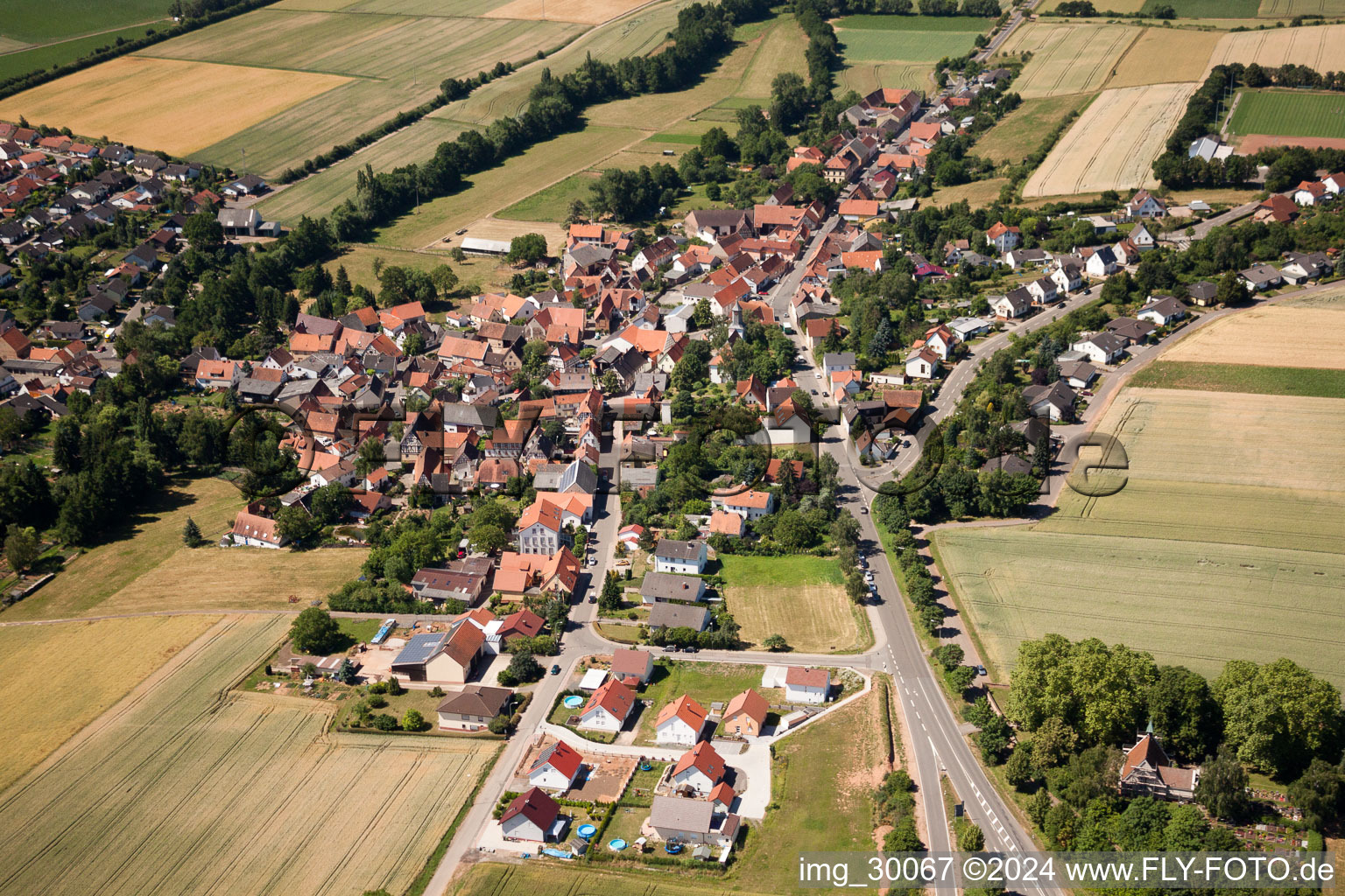 Luftaufnahme von Dorf - Ansicht in Dreisen im Bundesland Rheinland-Pfalz, Deutschland