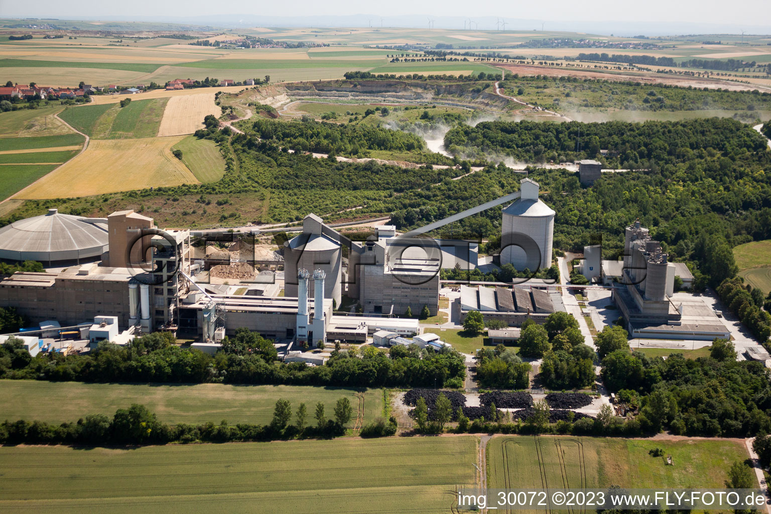 Luftaufnahme von Göllheim, Zementwerk Dyckerhoff im Bundesland Rheinland-Pfalz, Deutschland