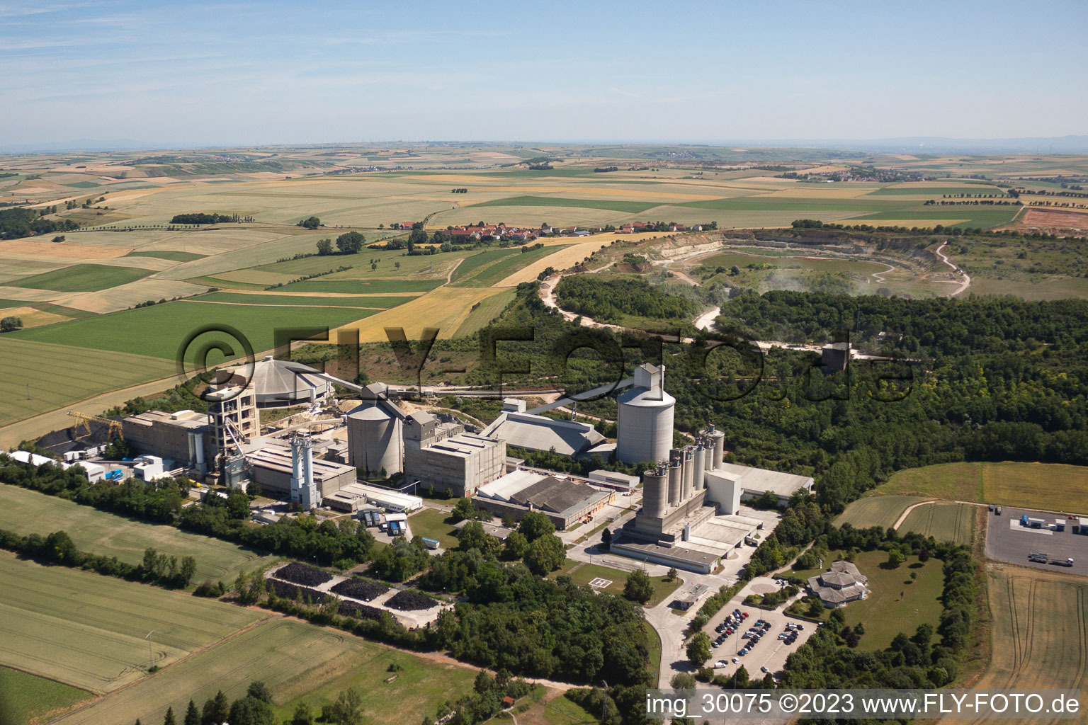 Göllheim, Zementwerk Dyckerhoff im Bundesland Rheinland-Pfalz, Deutschland von oben