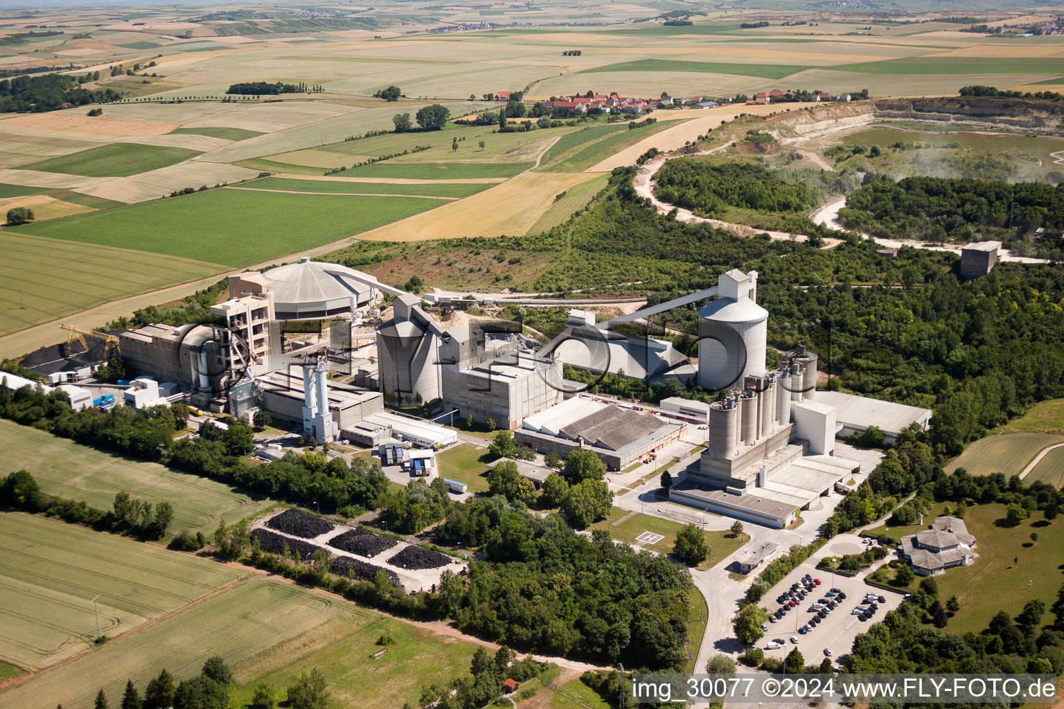 Luftbild von Beton- und Baustoffmischwerk der Dyckerhoff GmbH, Werk Göllheim im Ortsteil Industriepark Nord in Dreisen im Bundesland Rheinland-Pfalz, Deutschland