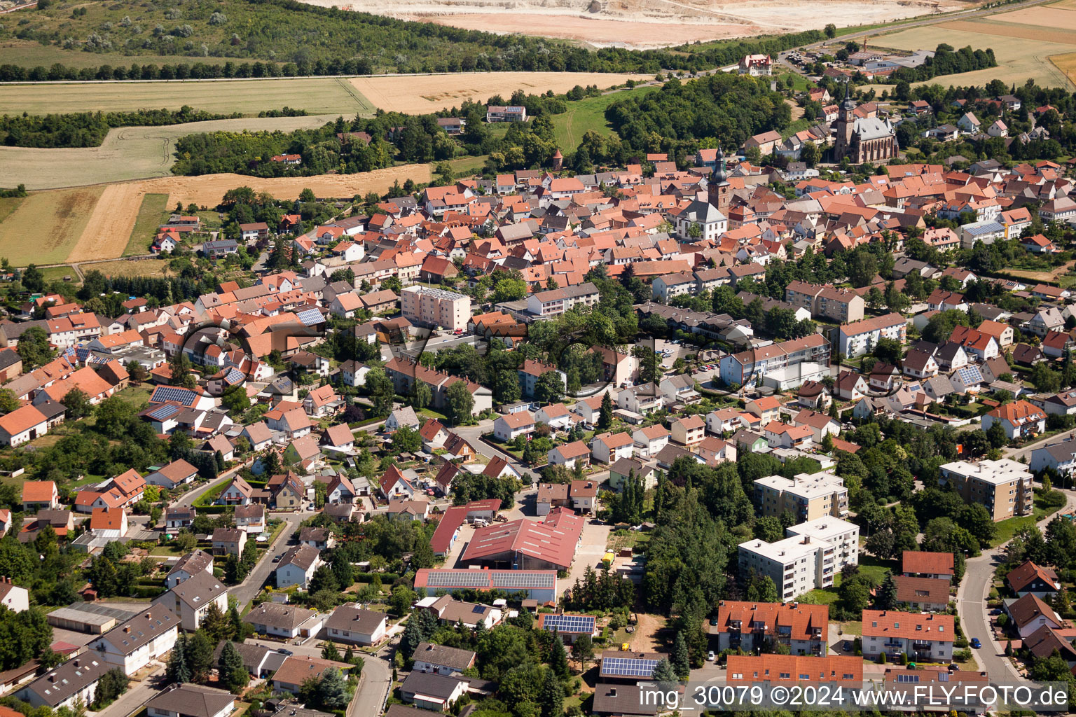 Ortsansicht der Straßen und Häuser der Wohngebiete in Göllheim im Bundesland Rheinland-Pfalz, Deutschland
