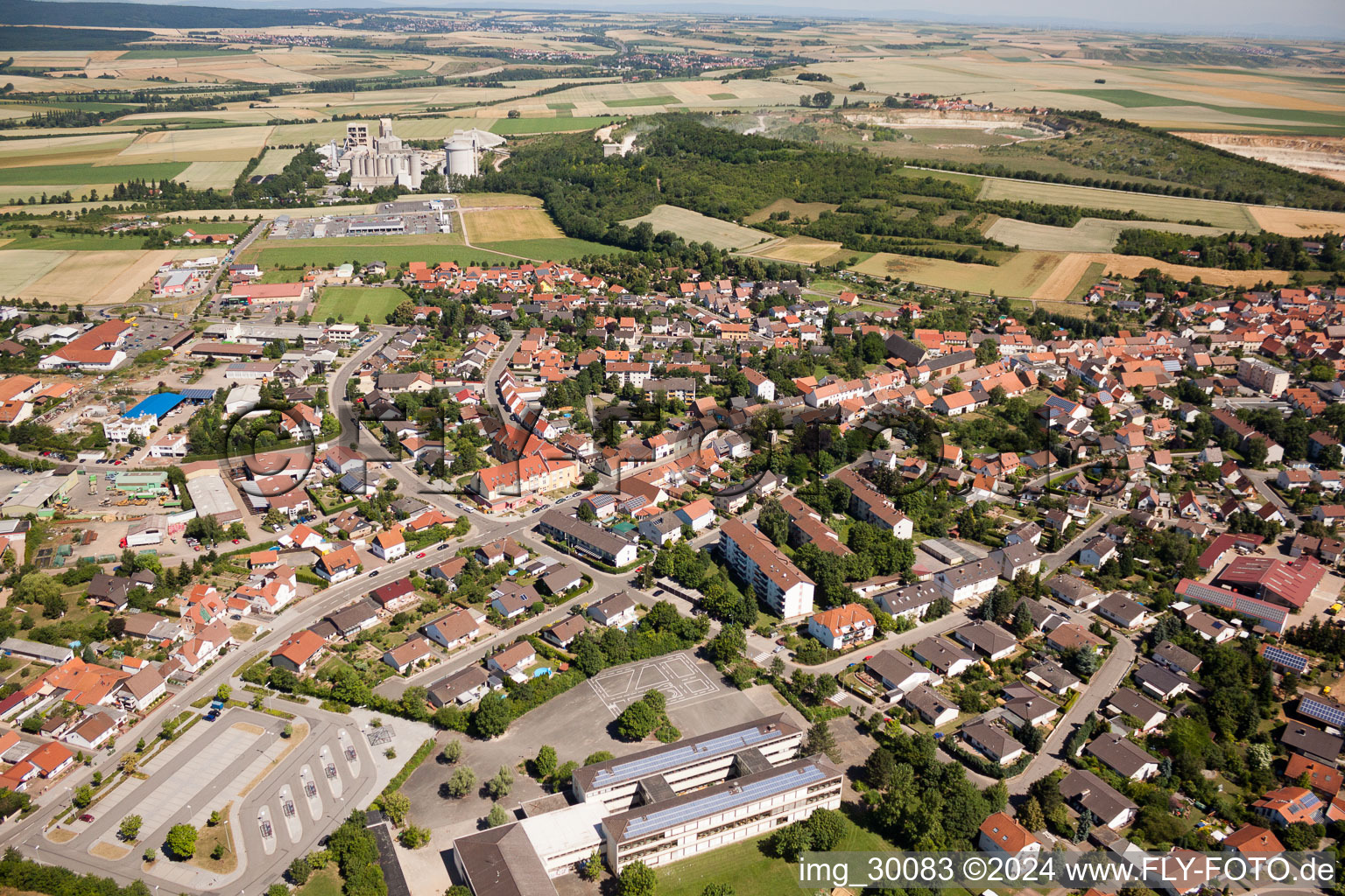 Luftbild von Ortsansicht der Straßen und Häuser der Wohngebiete in Göllheim im Bundesland Rheinland-Pfalz, Deutschland