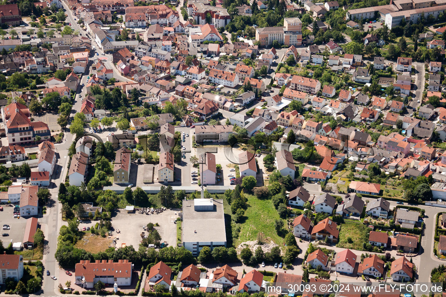 Schrägluftbild von Eisenberg im Bundesland Rheinland-Pfalz, Deutschland