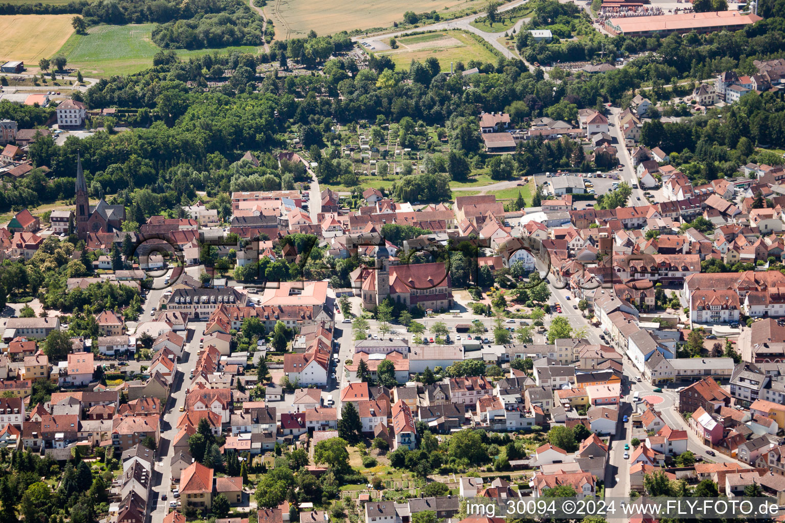 Schrägluftbild von Eisenberg im Bundesland Rheinland-Pfalz, Deutschland