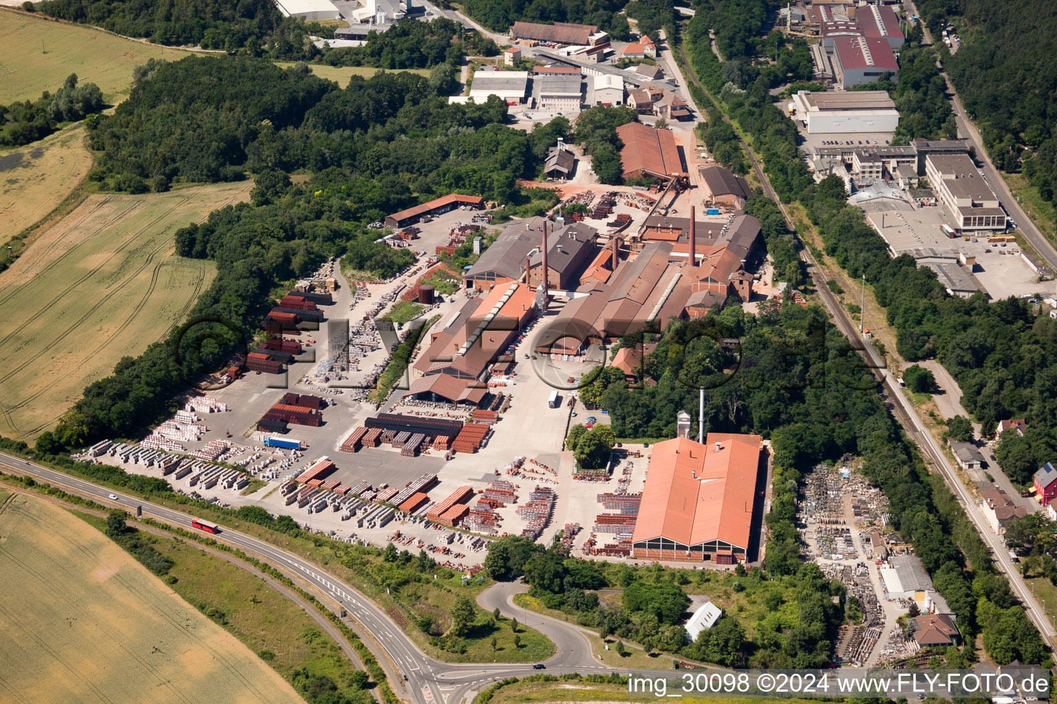 Schrägluftbild von Eisenberg, F. v. Müller Dachziegelwerke im Bundesland Rheinland-Pfalz, Deutschland