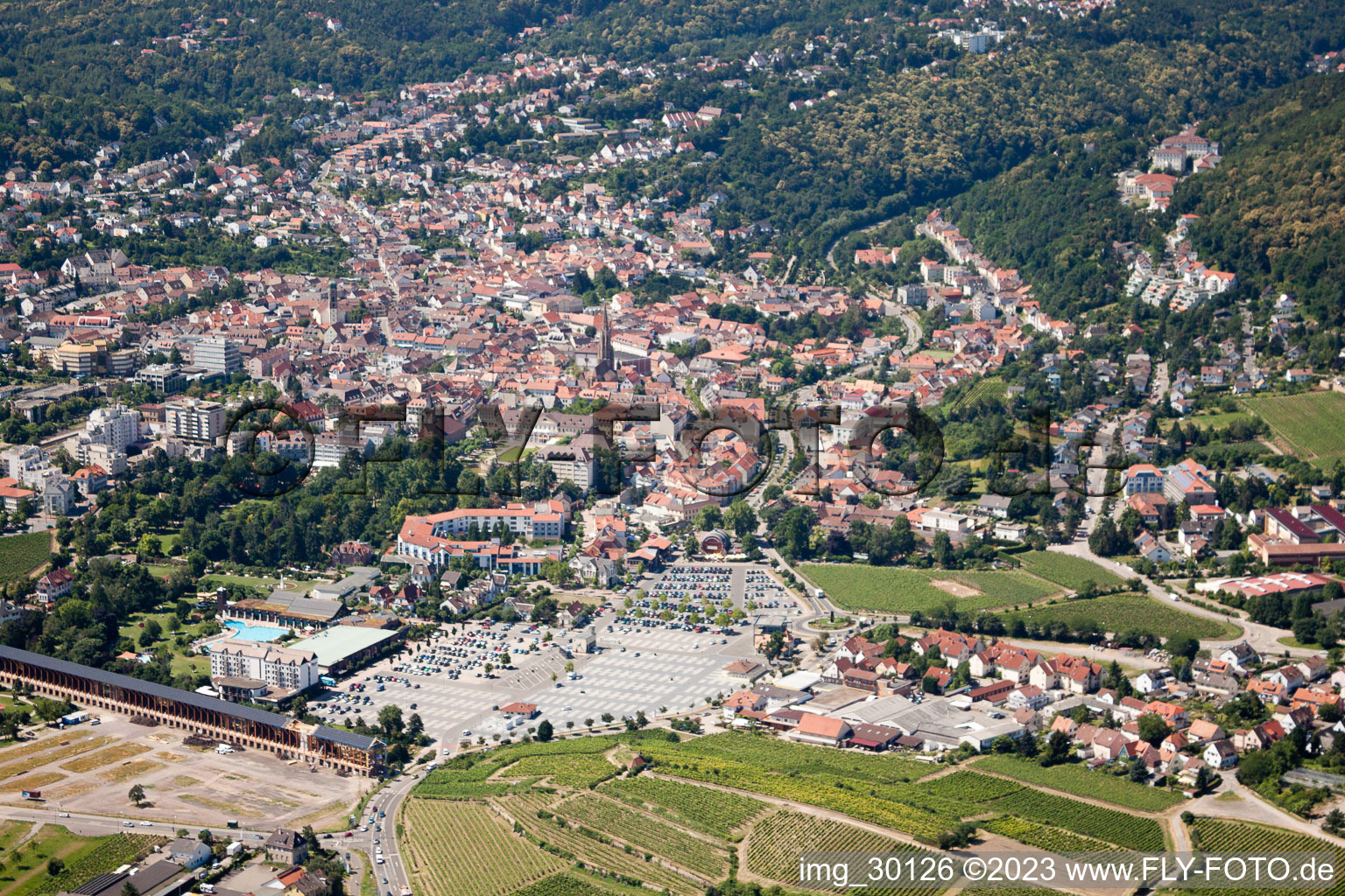 Luftbild von Wurstmarktplatz in Bad Dürkheim im Bundesland Rheinland-Pfalz, Deutschland