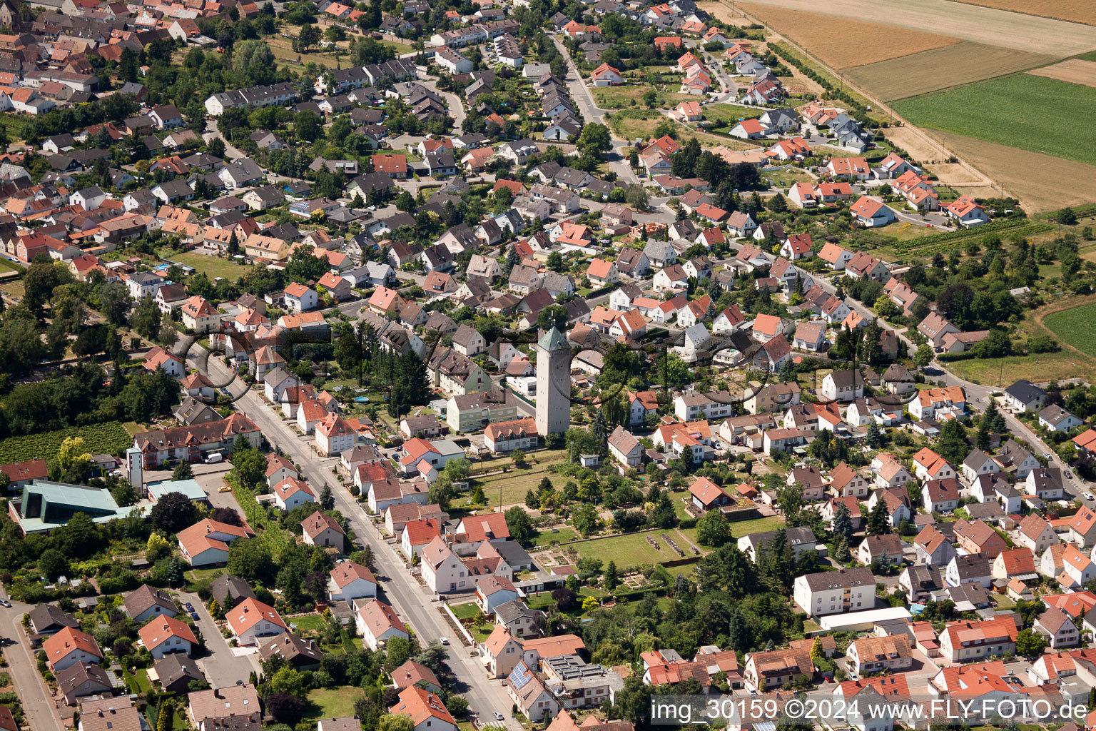 Kirchenturm und Turm- Dach am Kirchengebäude der Heilig Kreuz im Ortsteil Lachen-Speyerdorf in Neustadt an der Weinstraße im Bundesland Rheinland-Pfalz, Deutschland