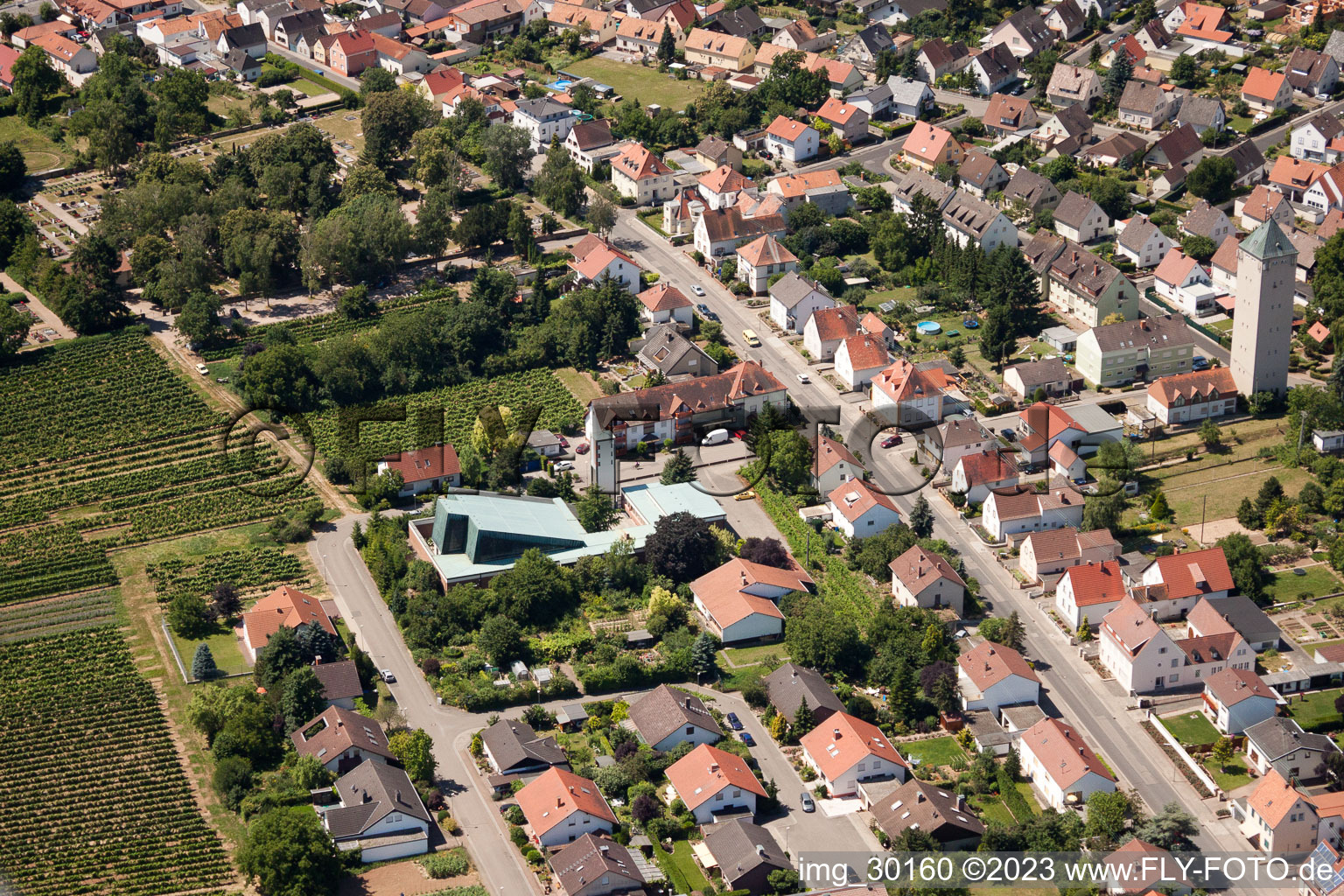 Heilg Kreuz Kirche im Ortsteil Lachen in Neustadt an der Weinstraße im Bundesland Rheinland-Pfalz, Deutschland