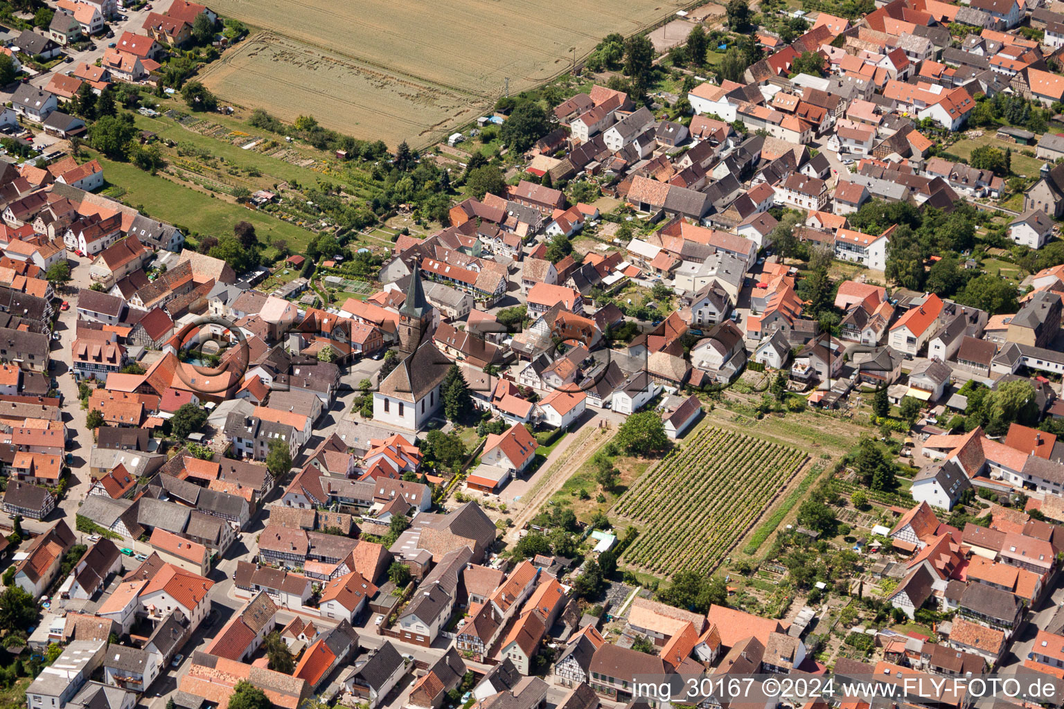 Kirchengebäude im Dorfkern im Ortsteil Lachen-Speyerdorf in Neustadt an der Weinstraße im Bundesland Rheinland-Pfalz, Deutschland