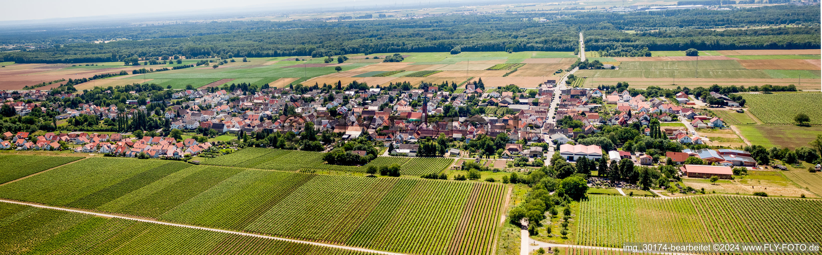 Panorama Perspektive Dorf - Ansicht am Rande von landwirtschaftlichen Feldern und Nutzflächen in Hochstadt (Pfalz) im Bundesland Rheinland-Pfalz, Deutschland
