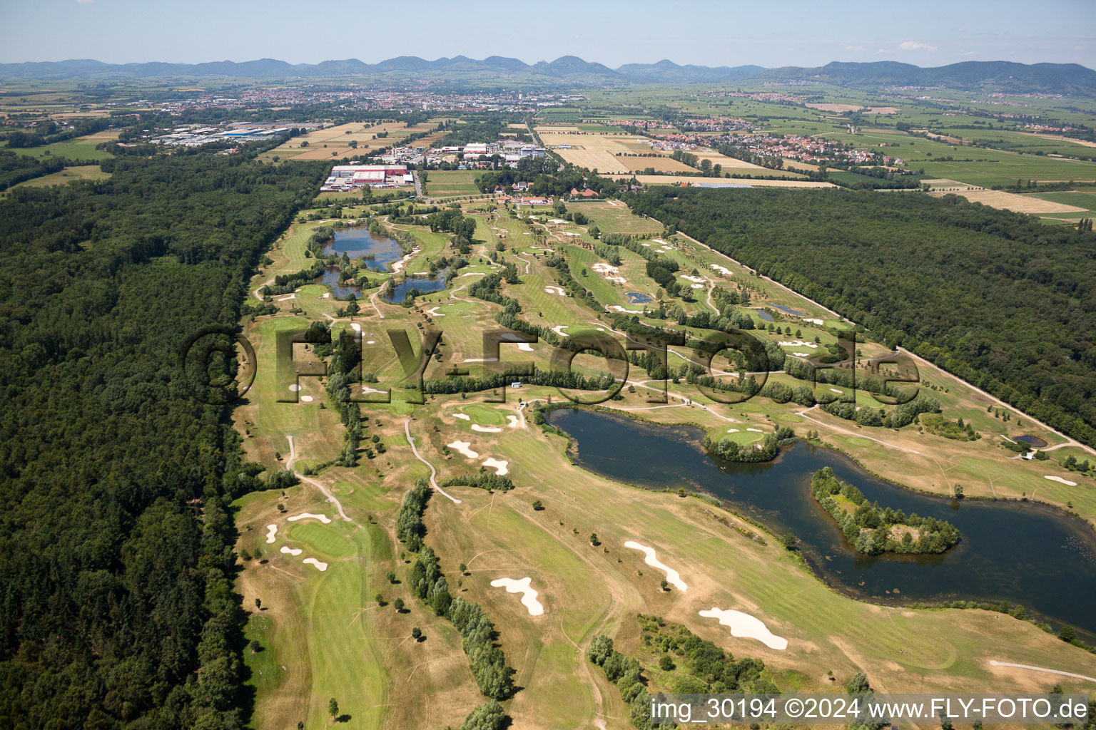Luftbild von Gelände des Golfplatz Golfanlage Landgut Dreihof in Essingen im Bundesland Rheinland-Pfalz, Deutschland