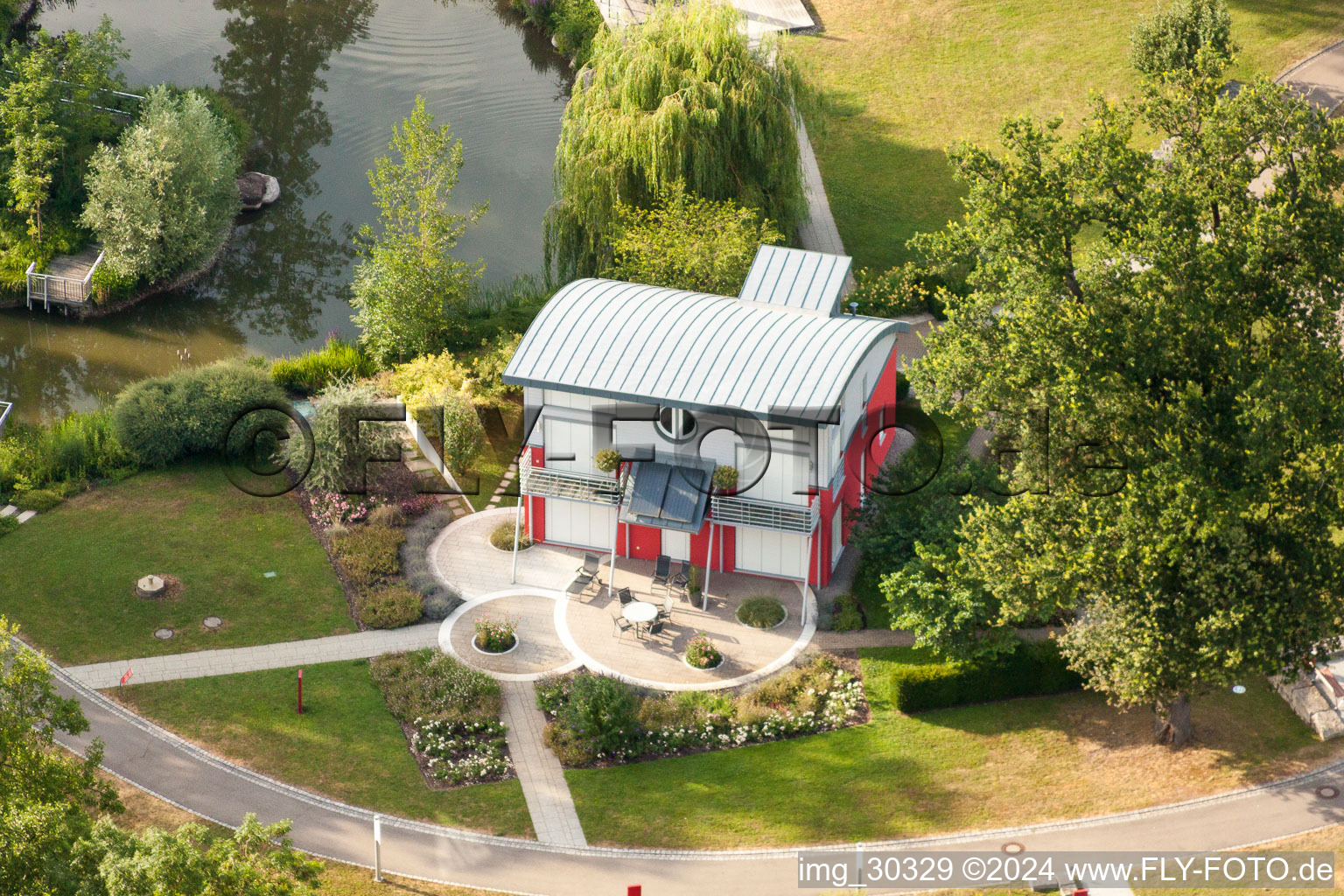 Luftbild von Fertighaus-Ausstellungsgelände und Messehallen der World of Living im Ortsteil Linx in Rheinau im Bundesland Baden-Württemberg, Deutschland
