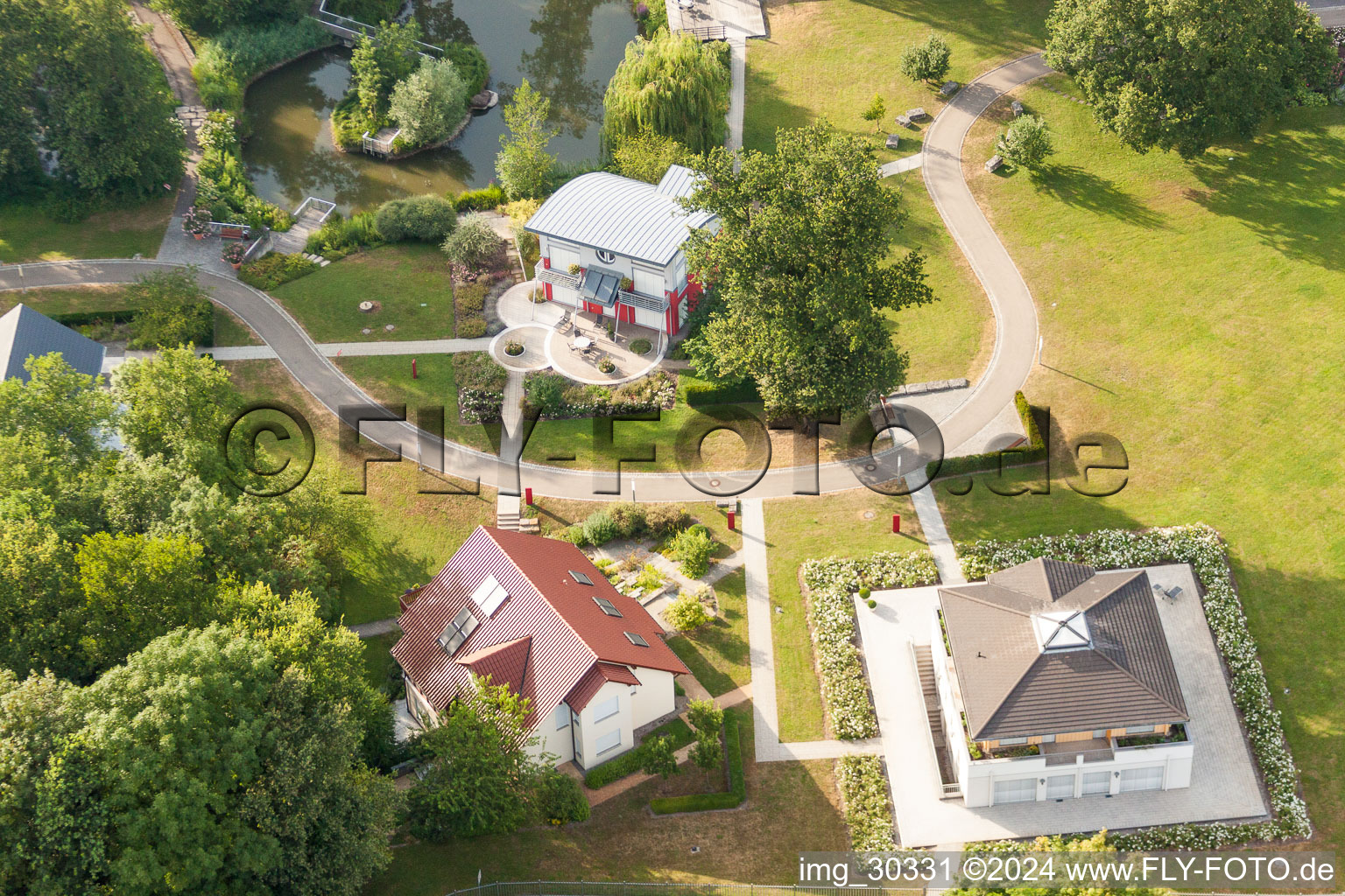 Luftaufnahme von Fertighaus-Ausstellungsgelände und Messehallen der World of Living im Ortsteil Linx in Rheinau im Bundesland Baden-Württemberg, Deutschland