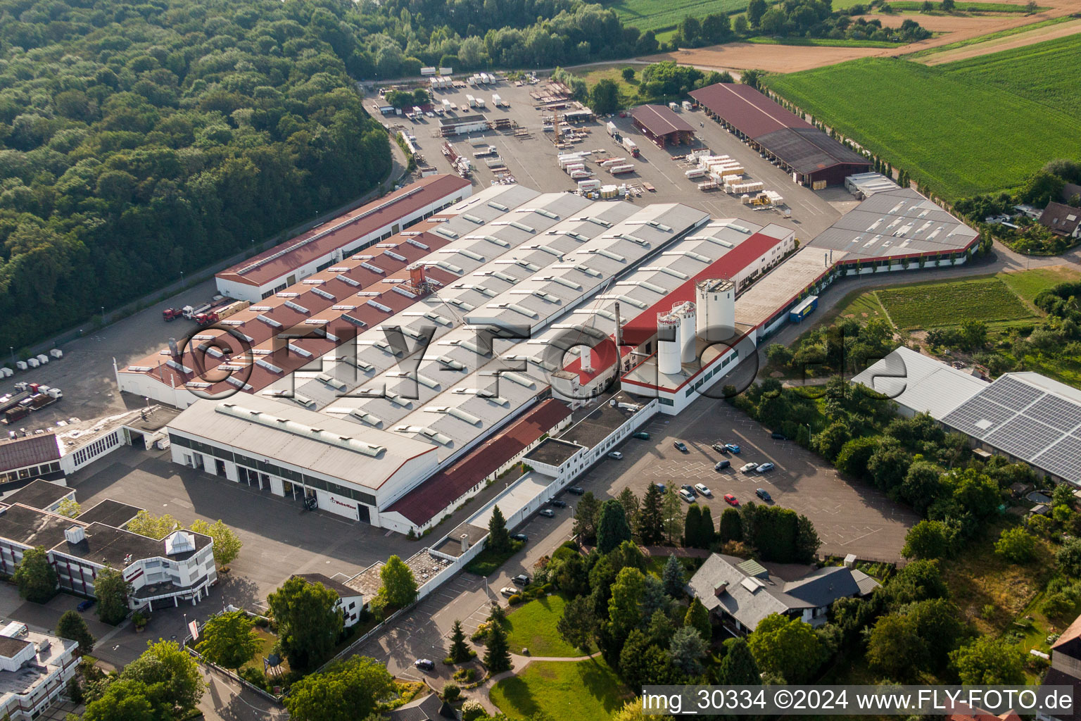 Gebäude und Produktionshallen auf dem Werksgelände WeberHaus GmbH & Co. KG im Ortsteil Linx in Rheinau im Bundesland Baden-Württemberg, Deutschland aus der Luft