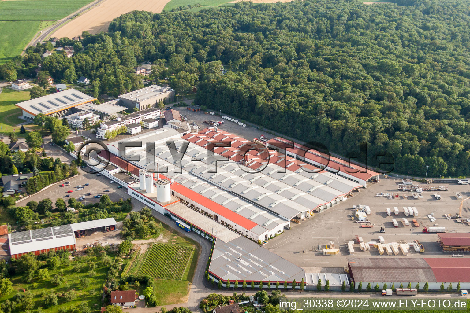 Gebäude und Produktionshallen auf dem Werksgelände WeberHaus GmbH & Co. KG im Ortsteil Linx in Rheinau im Bundesland Baden-Württemberg, Deutschland von oben gesehen