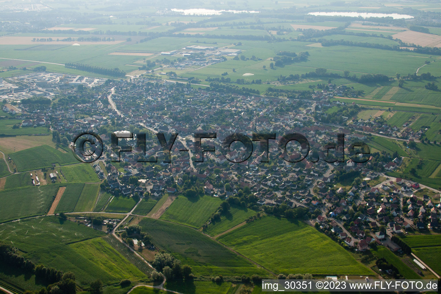Kilstett im Bundesland Bas-Rhin, Frankreich aus der Luft betrachtet
