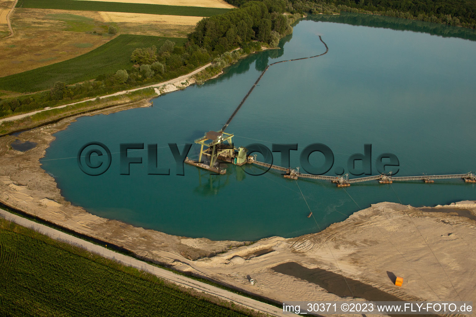 Luftaufnahme von Gambsheim, Kieswerk im Bundesland Bas-Rhin, Frankreich